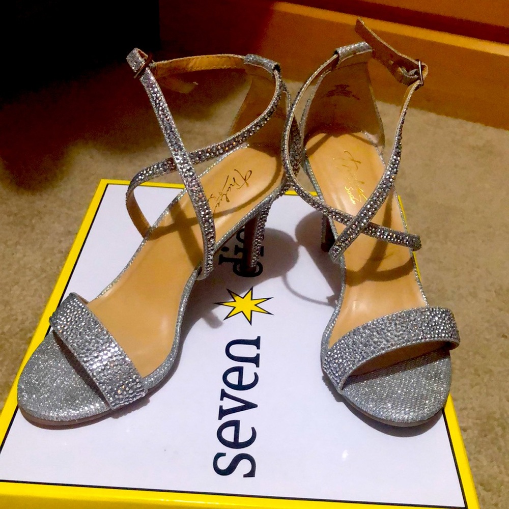 Only used a few hours . Thalia Sodi silver heels .Beautiful silver shoes